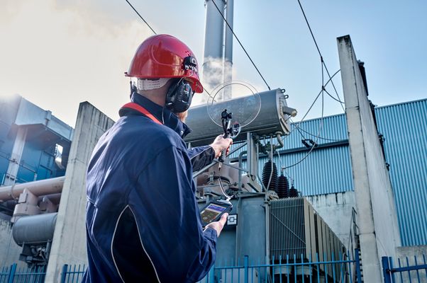 Elektrische Prüfung auf Teilentladung mit Parabelsensor und Ultraschallprüfgerät