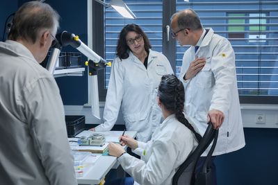 CCO Manuela Münch informiert über die Elektronikfertigung bei SONOTEC