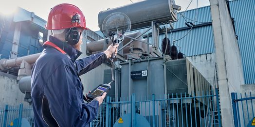 Elektrische Inspektion und Suche nach Teilentladungen mit Parabolspiegel und Ultraschallprüfgerät