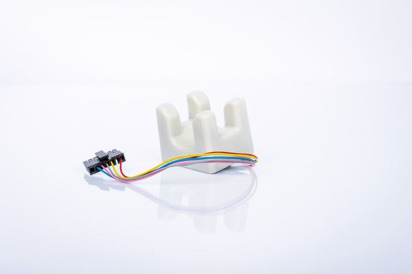 Nicht-invasiver Clamp-On Sensor SONOCHECK ALD zur Füllstandsmessung an Tropfkammern