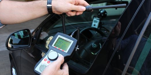 [Translate to Deutsch:] Ultrasonic tightness testing at a car with ultrasonic testing device and sensor