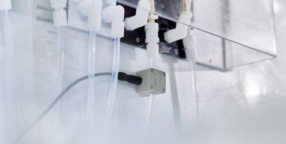 Berührungsloser SEMIFLOW CO.65 Durchflussmesser in einer CMP-Anwendung