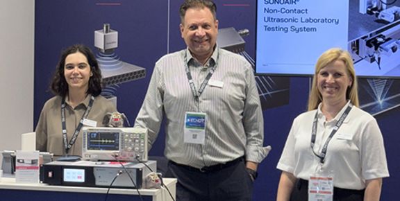 ECNDT 2026 SONOTEC-Team am Messestand