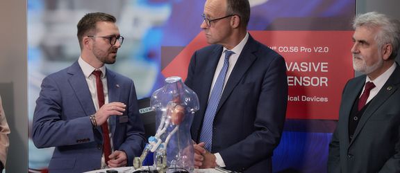 SONOTEC-Mitarbeiter erklärt Sensorik für die Medizintechnik