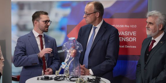 SONOTEC-Mitarbeiter erklärt Sensorik für die Medizintechnik