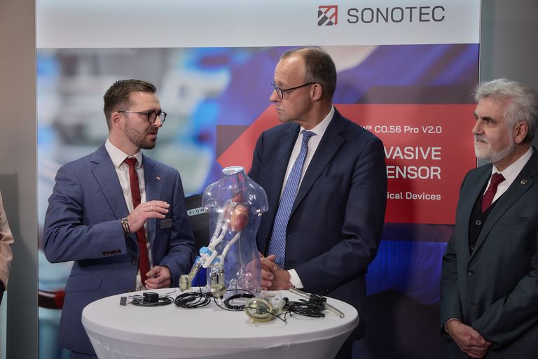SONOTEC-Mitarbeiter erklärt Sensorik für die Medizintechnik