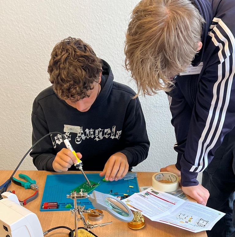 Schüler arbeitet an einer Platine | Bildnachweis: TAB-MINT