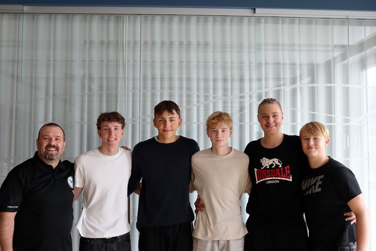 Die „Jung-Schiedsrichter“ im Handball des USV Halle mit Trainer Kai Portius