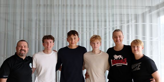 Die „Jung-Schiedsrichter“ im Handball des USV Halle mit Trainer Kai Portius