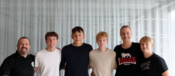 Die „Jung-Schiedsrichter“ im Handball des USV Halle mit Trainer Kai Portius