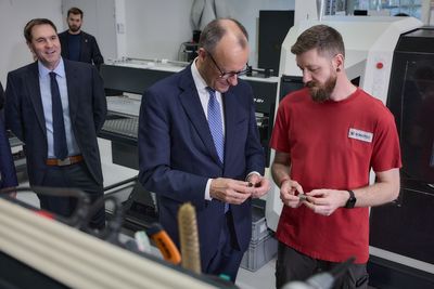 Bundeskanzler Friedrich Merz in der mechanischen Fertigung bei SONOTEC