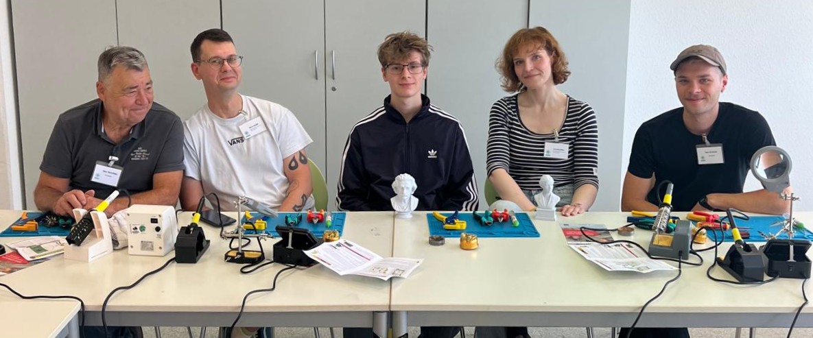 Workshop-Team mit Werkzeugen und Elektronikmaterial | Bildnachweis: TAB-MINT